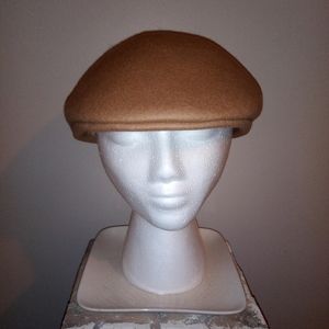 Wool pageboy cap.